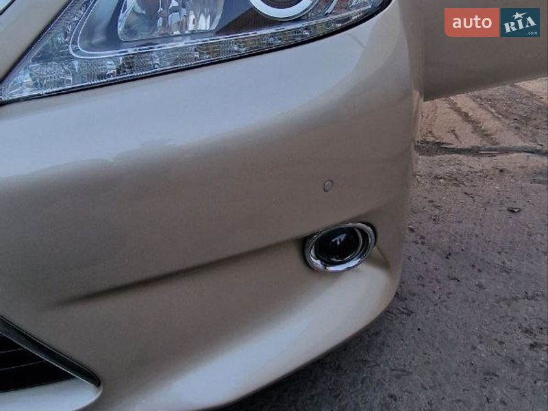 Седан Lexus ES 2015 в Кривом Роге