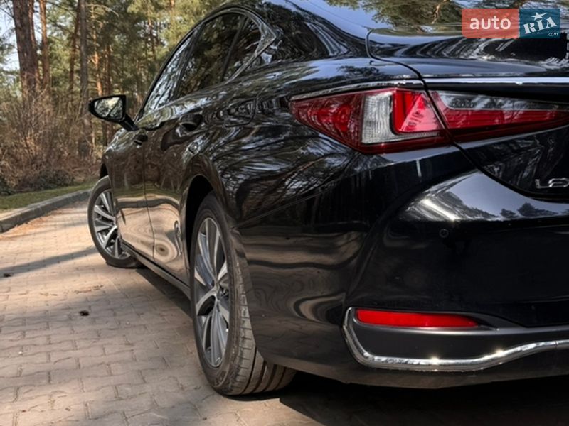 Седан Lexus ES 2020 в Новояворовске