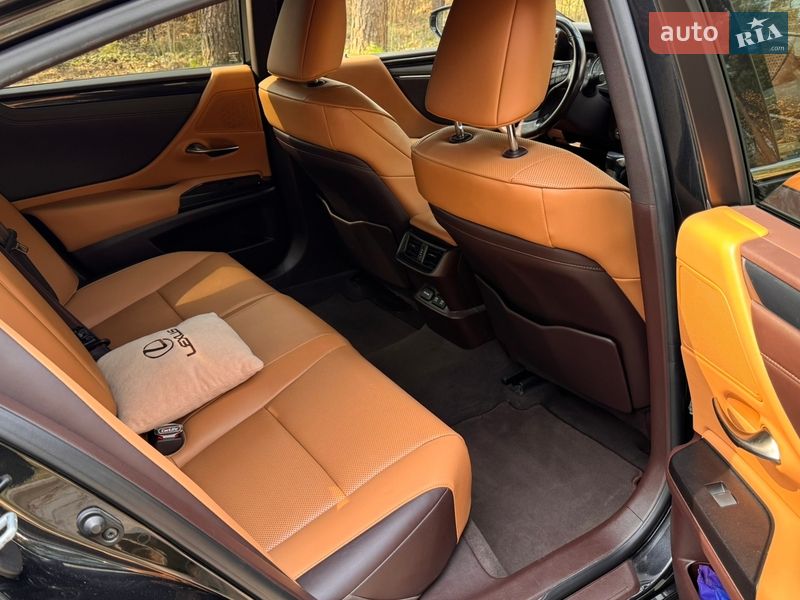 Седан Lexus ES 2020 в Новояворовске
