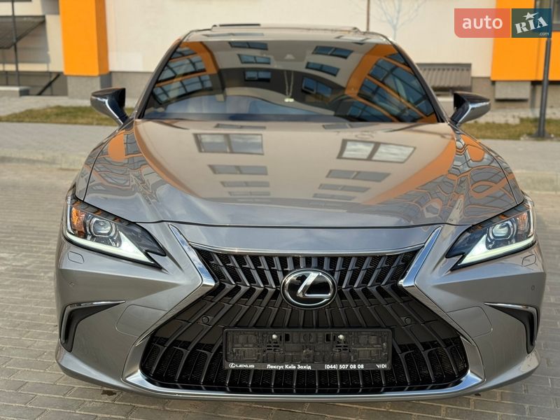 Седан Lexus ES 2023 в Виннице