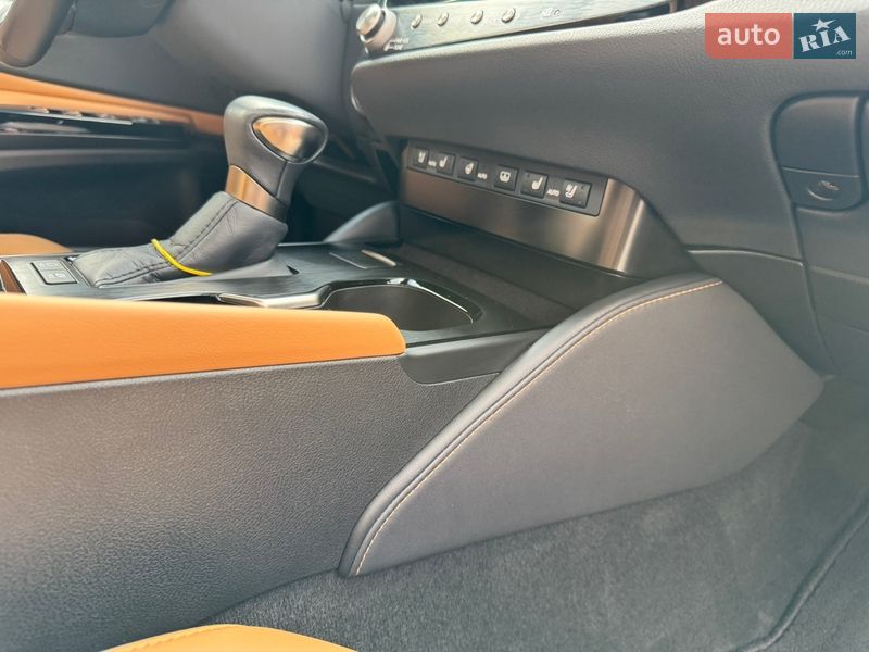 Седан Lexus ES 2023 в Виннице