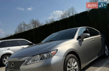 Седан Lexus ES 2015 в Львові