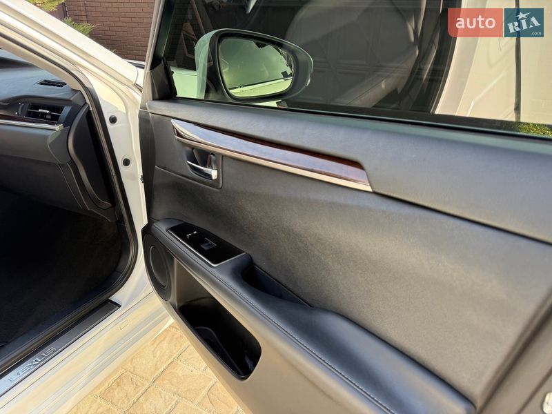 Седан Lexus ES 2018 в Киеве
