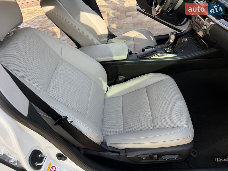 Седан Lexus ES 2018 в Киеве