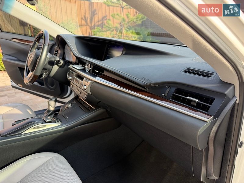 Седан Lexus ES 2018 в Киеве