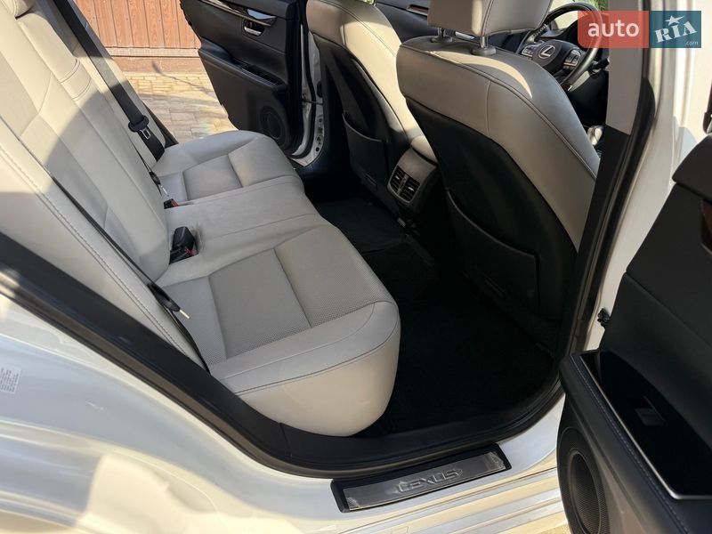 Седан Lexus ES 2018 в Киеве