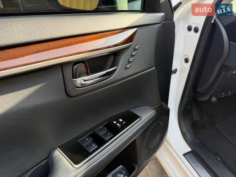 Седан Lexus ES 2018 в Киеве