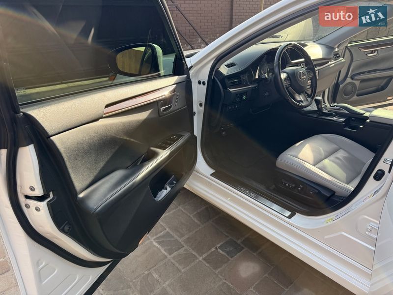 Седан Lexus ES 2018 в Киеве