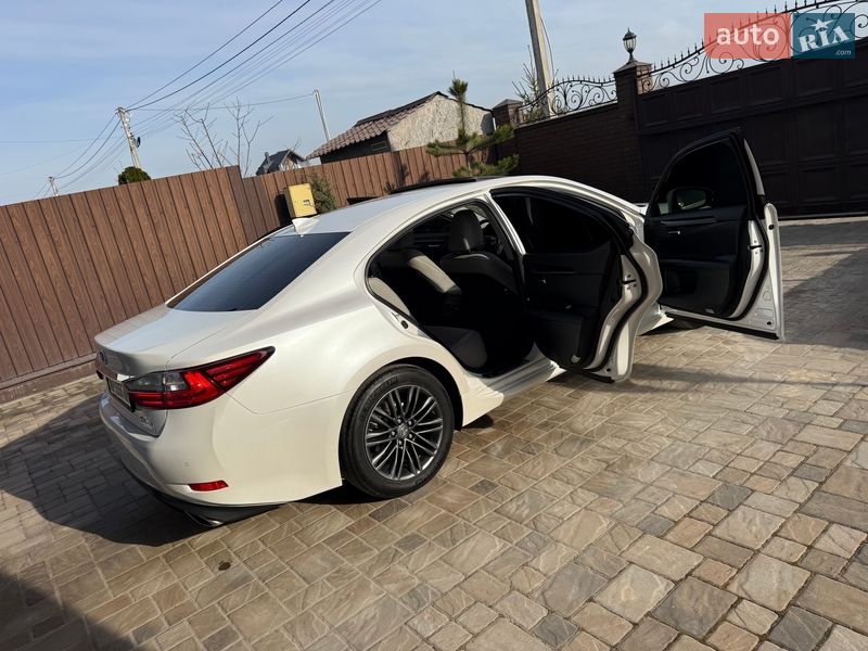 Седан Lexus ES 2018 в Киеве