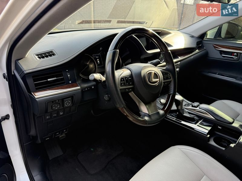 Седан Lexus ES 2018 в Киеве