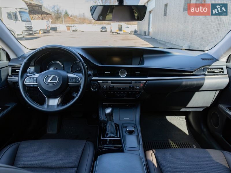 Седан Lexus ES 2018 в Киеве
