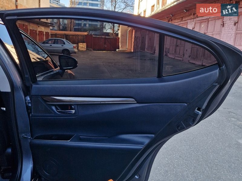 Седан Lexus ES 2015 в Киеве