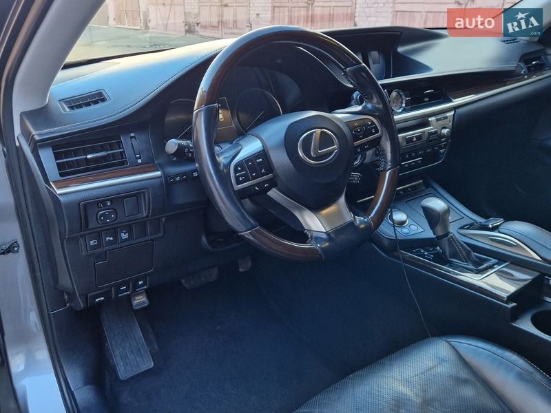 Седан Lexus ES 2015 в Киеве