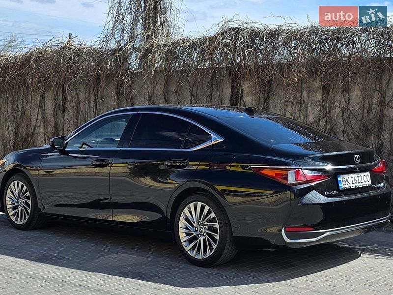 Седан Lexus ES 2018 в Ровно