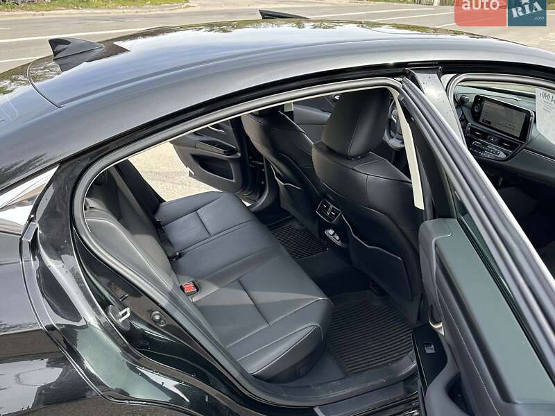 Седан Lexus ES 2023 в Києві