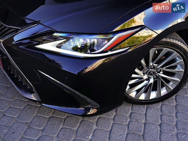 Седан Lexus ES 2019 в Львове