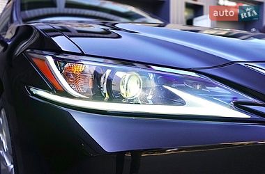 Седан Lexus ES 2019 в Львове