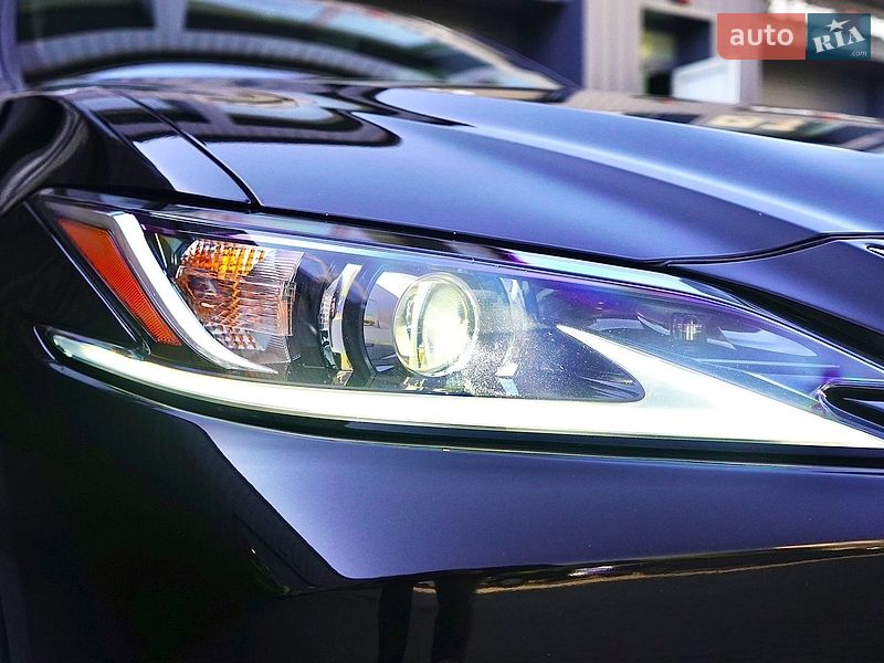 Седан Lexus ES 2019 в Львове