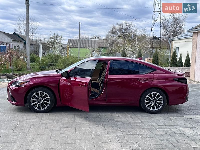 Седан Lexus ES 2022 в Киеве