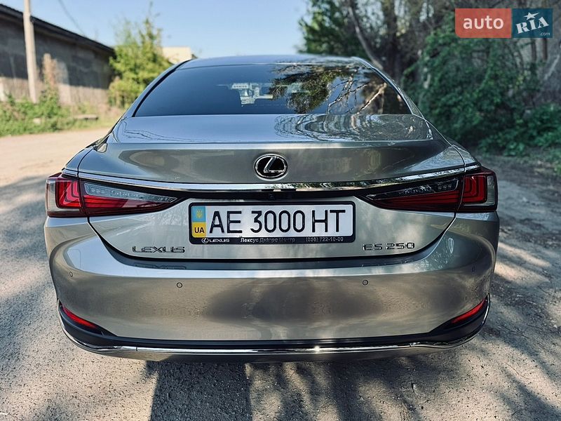 Седан Lexus ES 2018 в Дніпрі