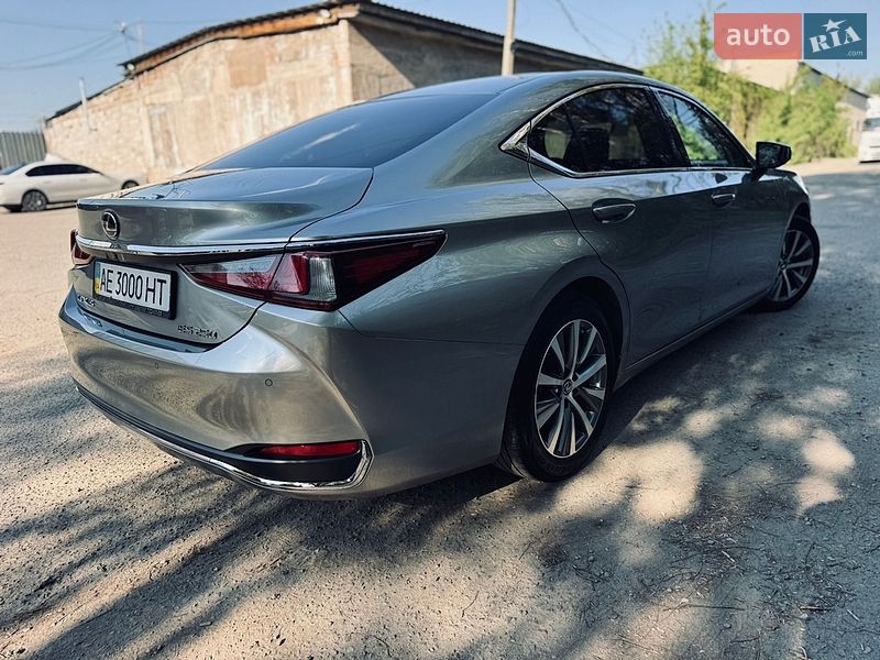 Седан Lexus ES 2018 в Дніпрі