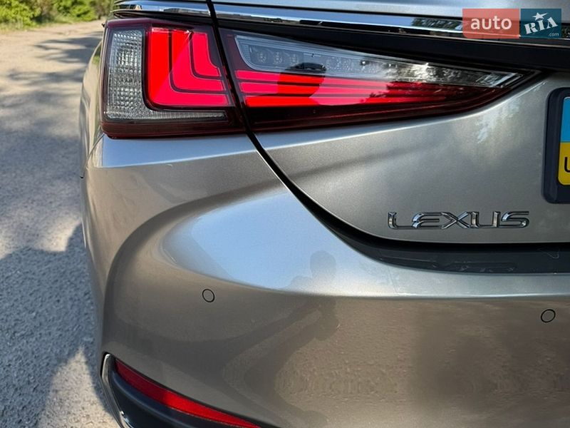 Седан Lexus ES 2018 в Дніпрі