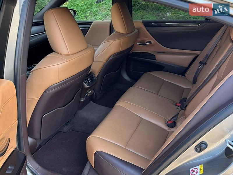 Седан Lexus ES 2018 в Дніпрі