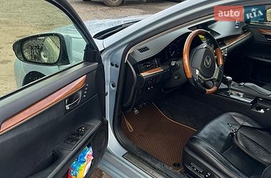 Седан Lexus ES 2012 в Коростене