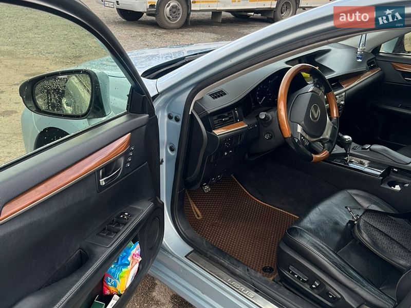 Седан Lexus ES 2012 в Коростене