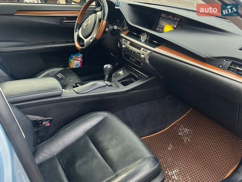 Седан Lexus ES 2012 в Коростене