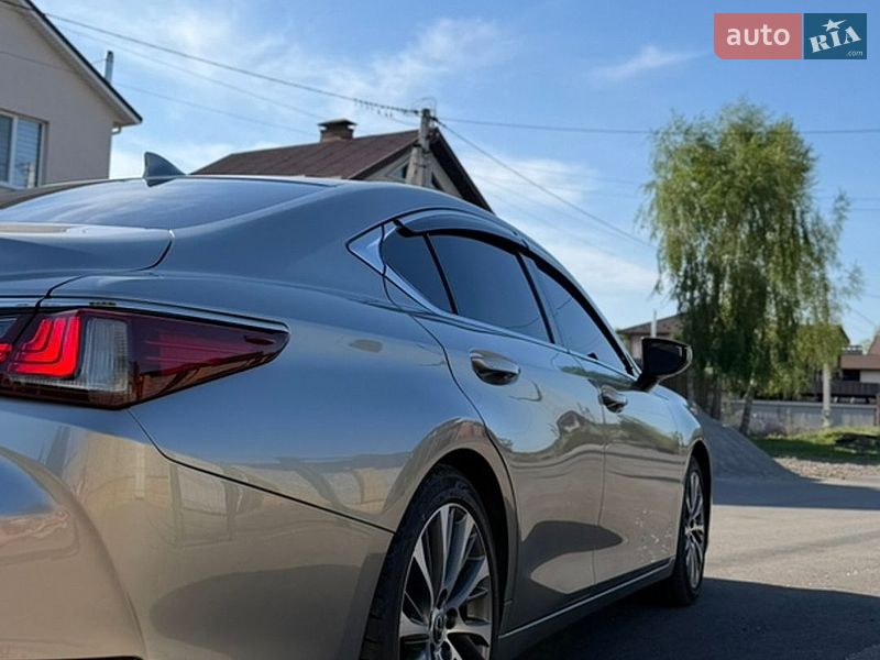 Седан Lexus ES 2020 в Киеве