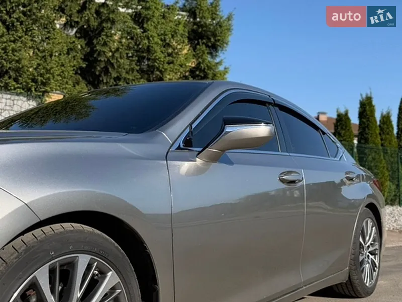 Lexus ES 2020