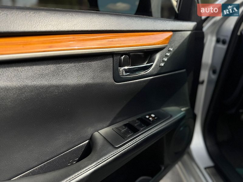 Седан Lexus ES 2012 в Тростянце
