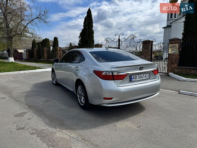 Седан Lexus ES 2012 в Тростянце