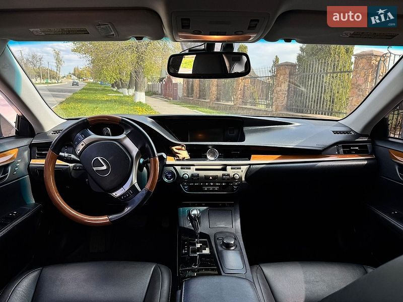 Седан Lexus ES 2012 в Тростянце