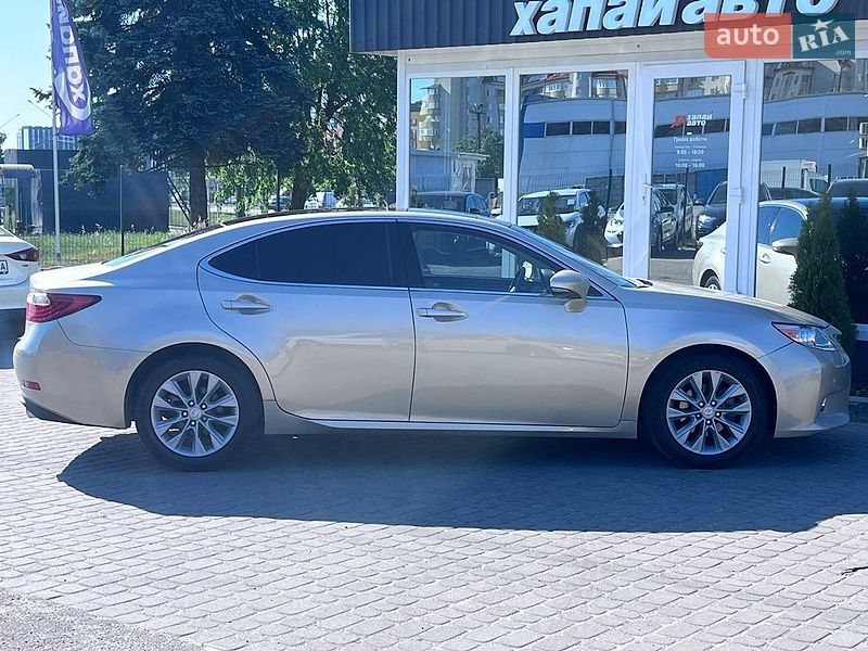 Седан Lexus ES 2012 в Львові