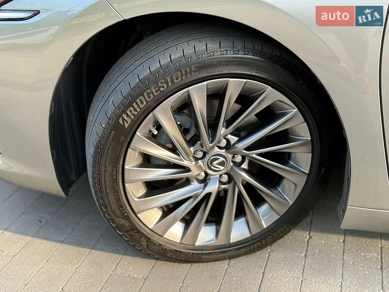 Седан Lexus ES 2023 в Виннице