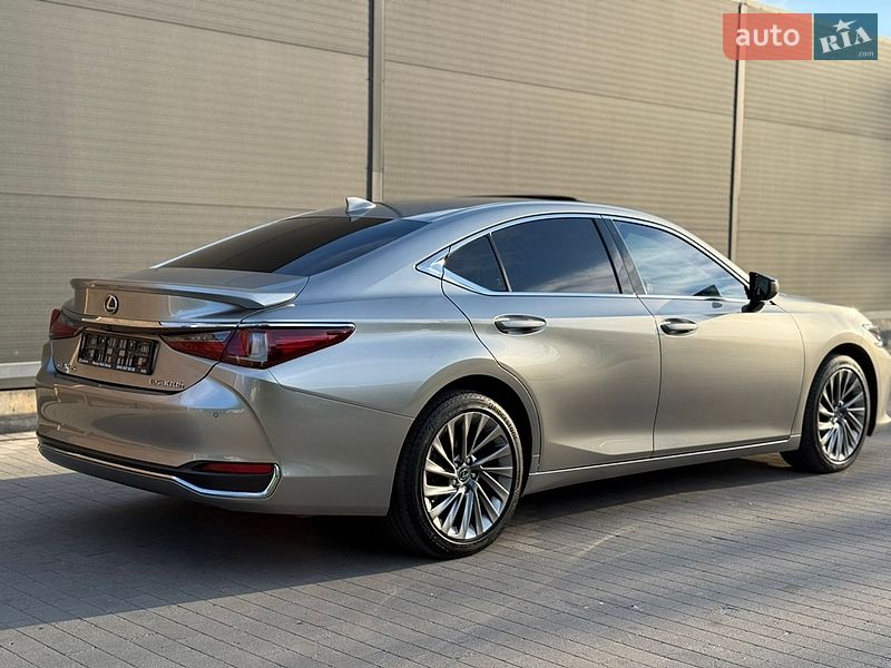 Седан Lexus ES 2023 в Виннице