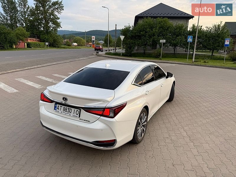 Седан Lexus ES 2019 в Косове