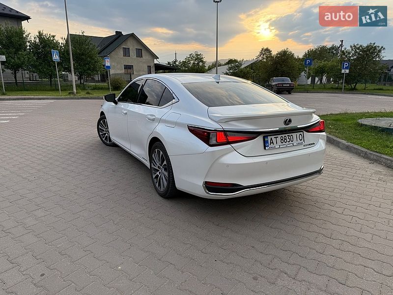 Седан Lexus ES 2019 в Косове