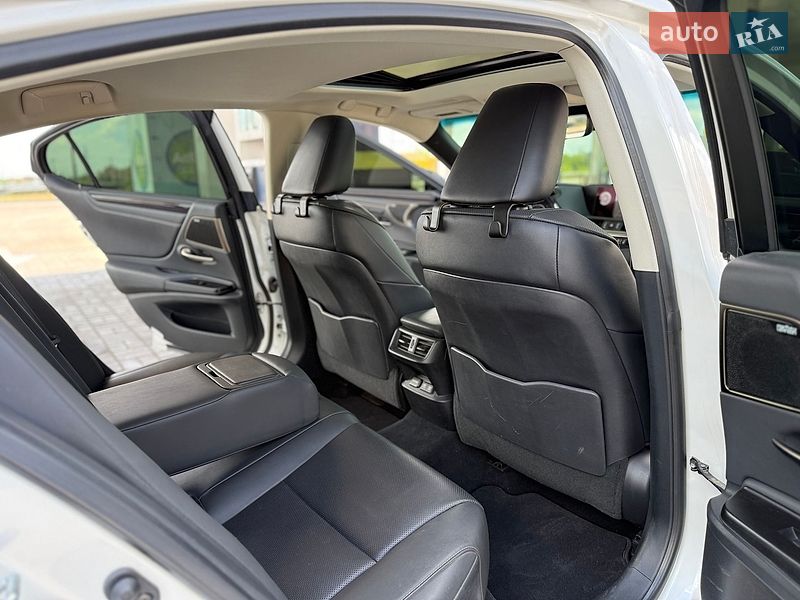Седан Lexus ES 2019 в Дніпрі