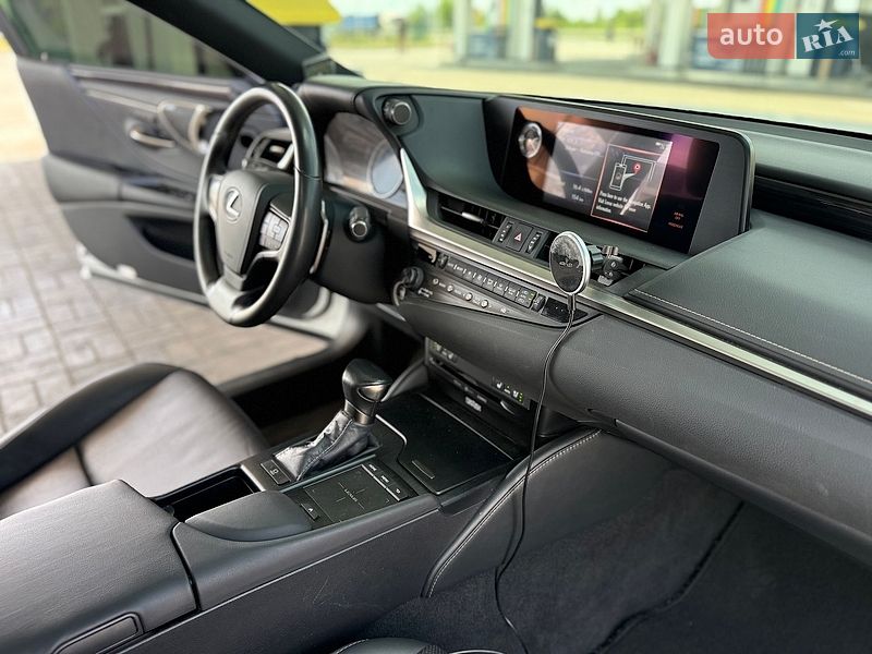 Седан Lexus ES 2019 в Дніпрі