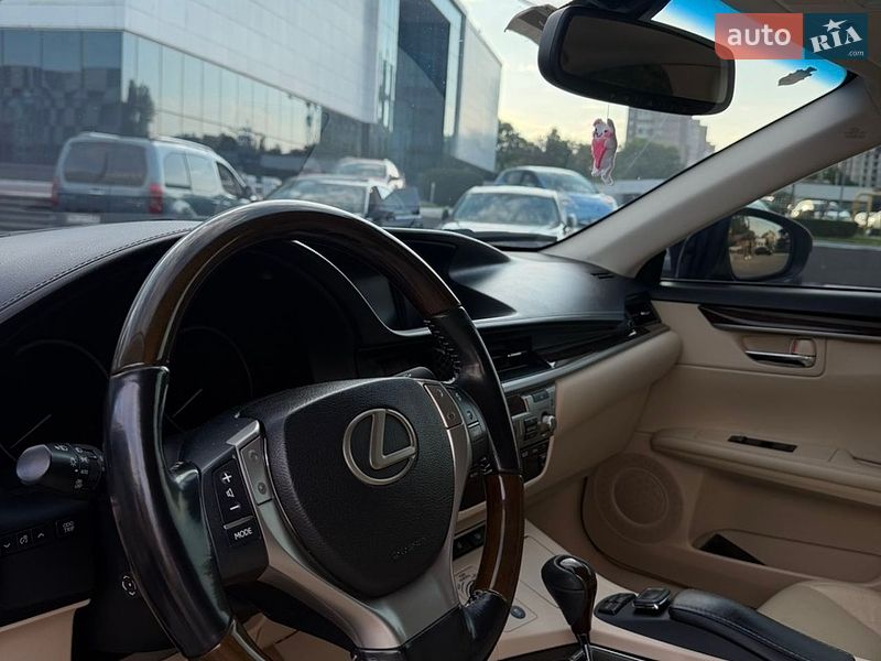 Седан Lexus ES 2015 в Одесі