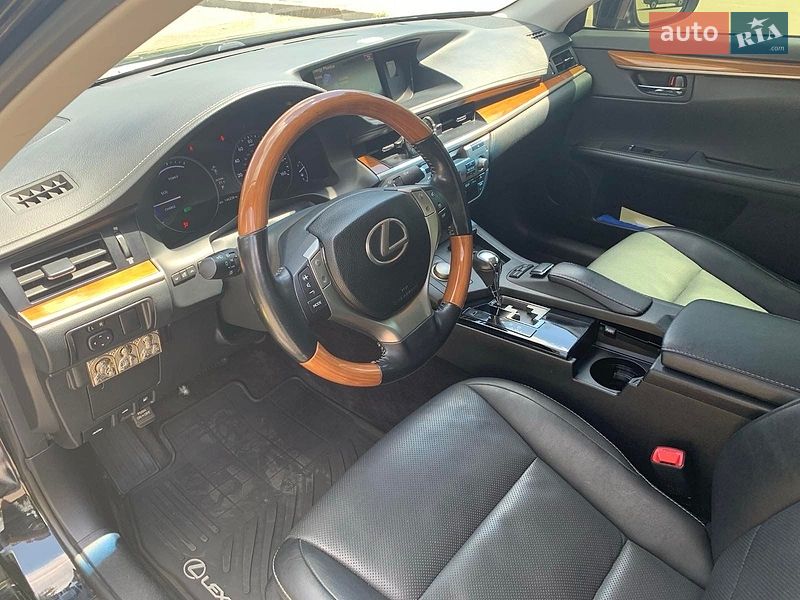 Седан Lexus ES 2014 в Чернігові