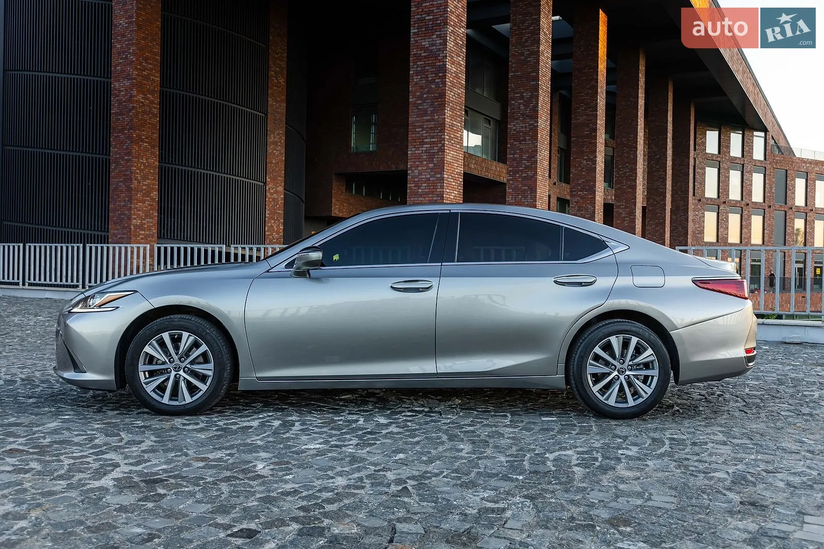 2019 Lexus ES - мініатюра 8