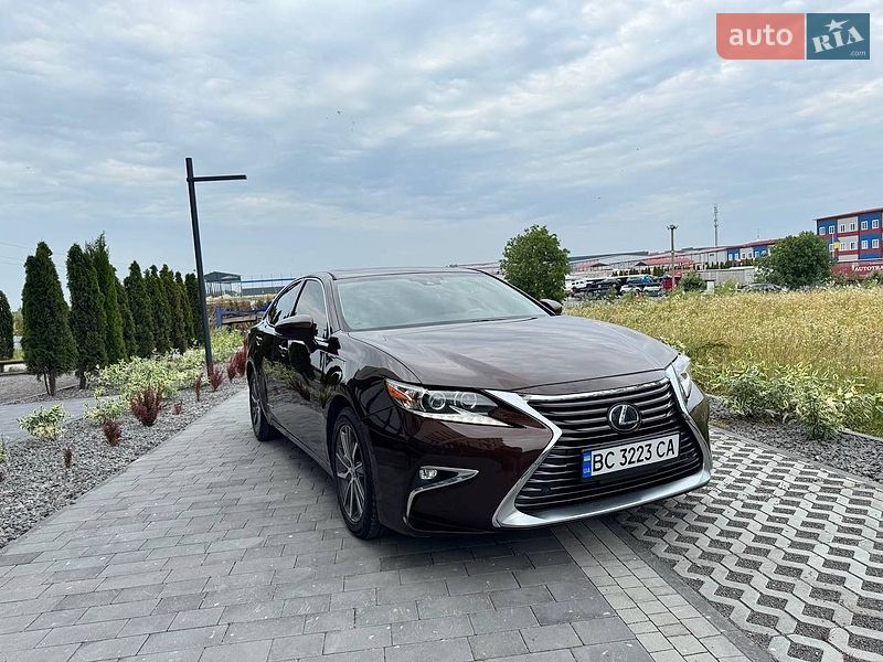 Седан Lexus ES 2015 в Львове