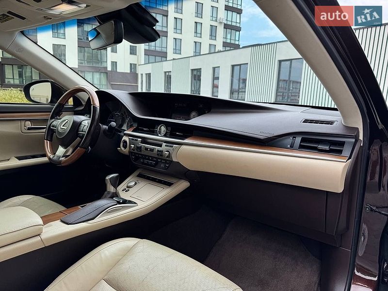 Седан Lexus ES 2015 в Львове