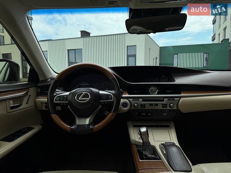 Седан Lexus ES 2015 в Львове