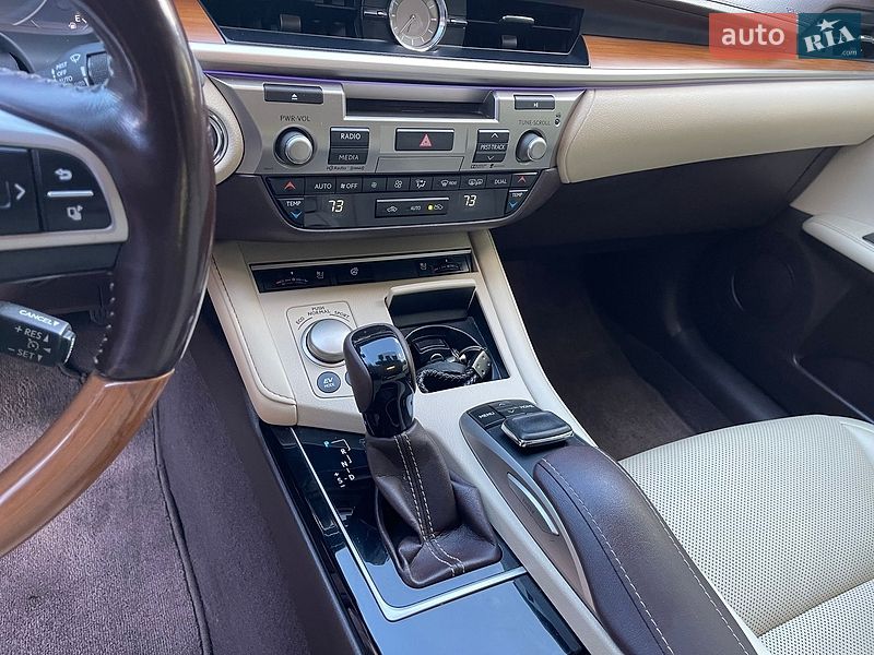 Седан Lexus ES 2015 в Киеве