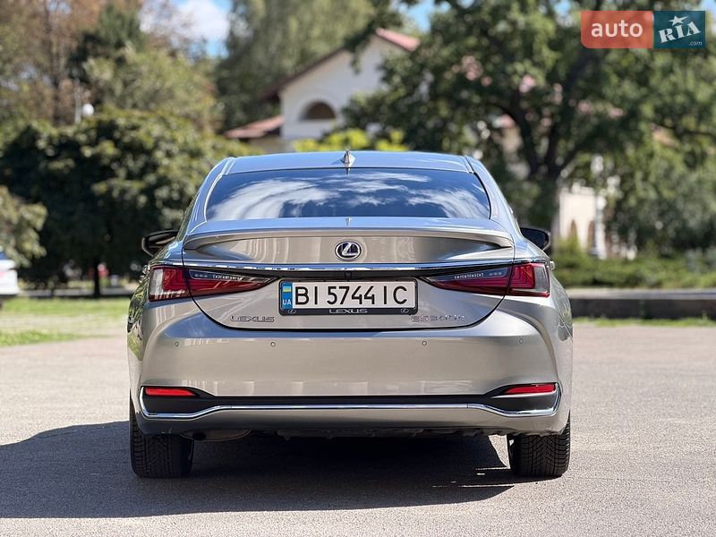 Седан Lexus ES 2019 в Киеве